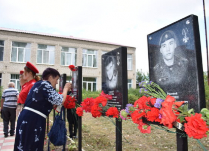 В селе Лебяжьем Камышинского района мемориальная галерея, где увековечены имена выпускников школы — участников СВО, пополнилась двумя табличками