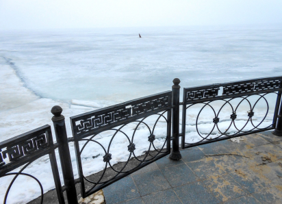 В Камышине на льду Волги стали расходиться опасные трещины