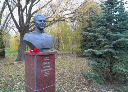 Простые камышане принесли живые цветы к бюсту Героя России Даниила Ежова в Камышине