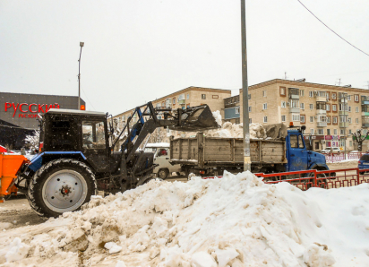  В Камышине горы снега на центральных улицах  службы благоустройства начали, наконец, грузить в грузовики