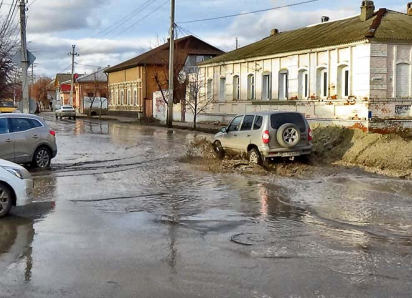 В Камышине машины и люди движутся «вплавь» по известной низине на улице Калинина в центре города