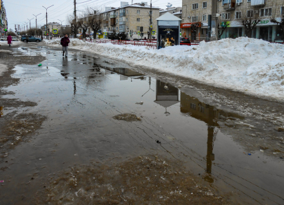 В Камышине с потеплением «заскладированные» горы снега хлынули реками по дорогам и тротуарам (ВИДЕО)