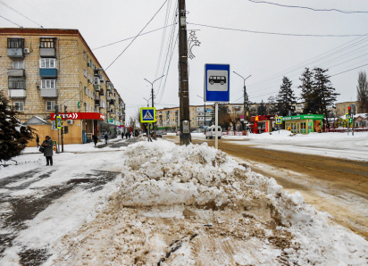 В Камышине службы благоустройства расчистили центральные улицы после ночной вьюги, внутриквартальные территории -  «целина» (ВИДЕО)