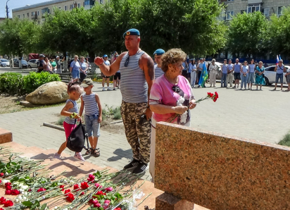 В Камышине автопробег, посвященный Дню Воздушно-десантных войск, сделал главную остановку у памятника Герою России, десантнику Александру Колгатину