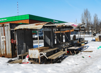 Сколько еще этот хлам на рынке на «Молодежной» в Камышине будет олицетворять уродство всей улицы? - камышанка
