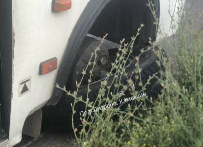 В Камышинском районе на сельском маршруте у автобуса отвалились колесо, чудом никто не оказался изранен