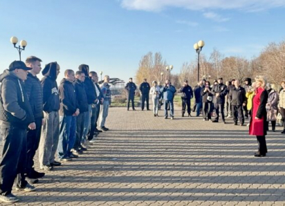 Глава Камышинского района Елена Береговая пришла на набережную проводить призывников в армию