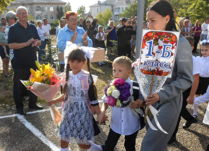 В школе №8 Камышина нарядных первоклассников проводили на первый урок аплодисментами
