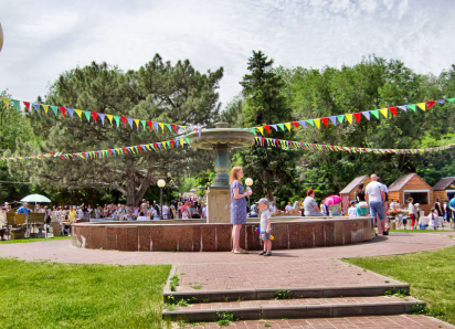 В Камышине в центральном городском парке, украшенном флажками, начался веселый праздник, на котором сегодня, 1 июня, главные - дети (ВИДЕО)