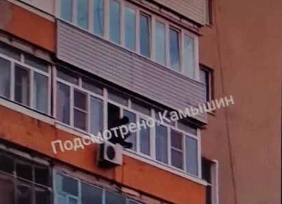 В Камышине история со свесившимся в открытое окно на 6-м этаже мужчиной закончилась трагедией (ВИДЕО)