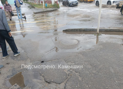 Камышане показали в соцсетях, как размыло июньскими дождями тротуар в самом центре города, в 200 метрах от администрации Станислава Зинченко