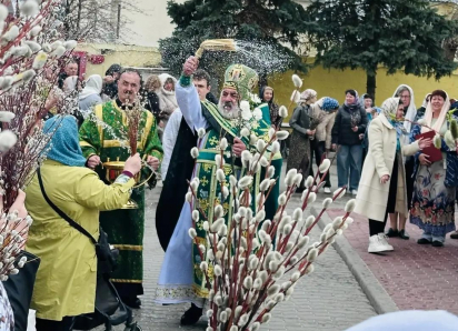 В Камышине в Никольском соборе сегодня, в Вербное воскресенье, проходит освящение пушистых букетиков
