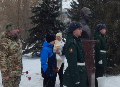 Боевой товарищ и сын-школьник Героя открыли сегодня, 23 февраля, бюст камышанина, Героя России Даниила Ежова в парке Победы в Камышине