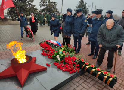 Красные гвоздики у Вечного огня: в Камышине на Братских захоронениях идет возложение цветов в день Сталинградской победы