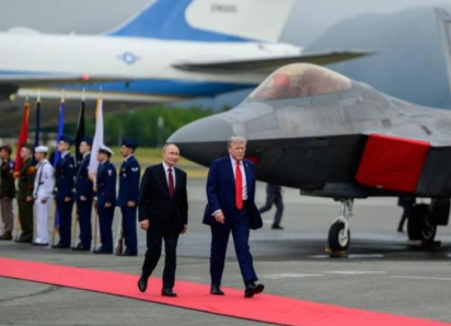 «На Аляске вершится история»: встреча Путина и Трампа началась с крепкого рукопожатия — президенты поехали на саммит в одной машине, - «Блокнот - Россия»