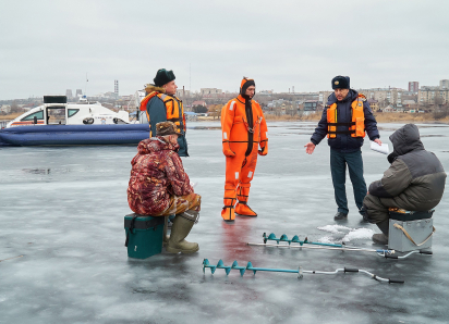 Спасатели провели «лекции» на льду для камышинских рыбаков