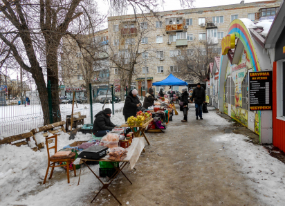 В Камышине в весеннюю распутицу стихийный рынок у «Победы» пытается «приподняться» с земли