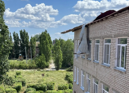 В Камышинском районе устраняются последствия урагана, сорвавшего крышу в школе города Петров Вал и наделавшего других неприятностей