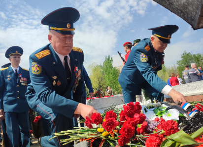 В Камышине завершилась торжественная церемония возложения цветов к Памятному знаку в парке Победы