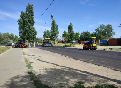 В Камышине главная улица 5-го микрорайона одевается в новый асфальт