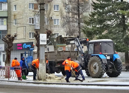 В Камышине «оранжевые жилеты» вышли чистить «снежную кашу» на улицах