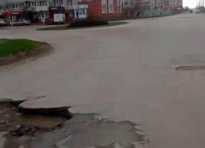 Камышане в соцсетях собирают «коллекцию» самых опасных ям на центральных дорогах города
