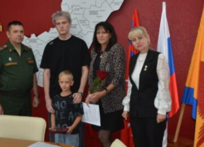 Военком вручил награду супруге погибшего героя СВО Александра Синикова из Камышинского района и двум его сыновьям - Максиму и маленькому Диме
