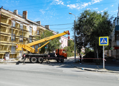 В Камышине стихийно перекрывают улицу на втором участке для работы автокрана на капремонте дома