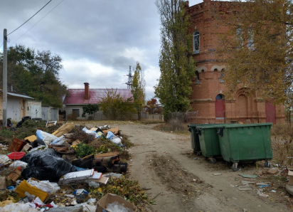 Историческая улица в мусоре: как достопримечательности соседствуют со свалкой  в Камышине