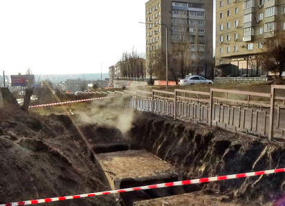 «Эпичный» порыв случился на теплосети на улице Некрасова в Камышине в первый рабочий день после новогодних праздников