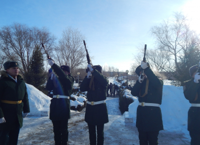 Оружейными залпами отсалютовали в Камышине сегодня, 2 февраля, защитникам Сталинграда в годовщину победы в великом городе на Волге