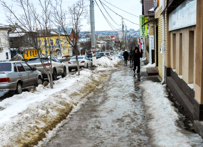 Ручьи по льду: на тротуарах по улице Пролетарской в Камышине передвигаться невозможно