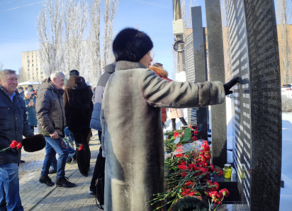 Женщины гладили родные имена на холодных плитах, мужчины стояли с непокрытой головой: в Камышине принесли цветы к памятникам 