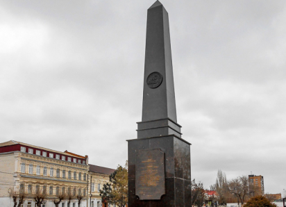 На площади Павших борцов в Камышине поднялась стела «Рубеж Сталинградской доблести»