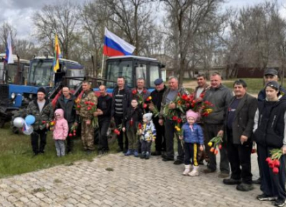 В Камышинском районе устроили пробег тракторов по случаю Первомая: жители встречали трактористов цветами (ВИДЕО)