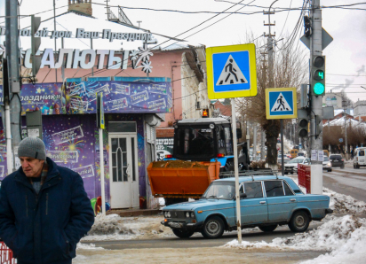 В Камышине службы благоустройства с трудом пытаются смягчить «издержки» от гололеда 