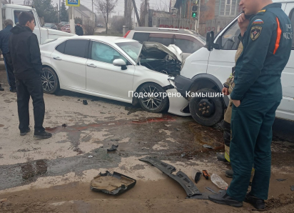 Пассажиры попавшей в аварию в Камышине «Газели» отделались ушибами сегодня, 18 марта (ВИДЕО)