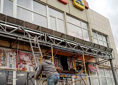 В Камышине предприниматели замечают отток покупателей, но решают «подсветить» витрины в расчете на скорое оживление бизнеса