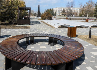 В Камышине на площади Павших борцов занялись дорожками, скамейками, цветниками и беседками: готовится к сдаче территория у стелы