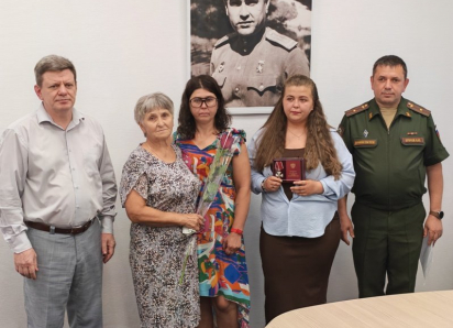 Родные погибших героев приняли их ордена и медаль со слезами и гордостью в Камышине