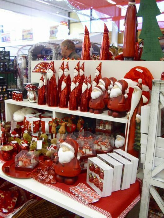 До нового года еще 45 дней, а магазины Камышина уже вовсю переполнены новогодней продукцией