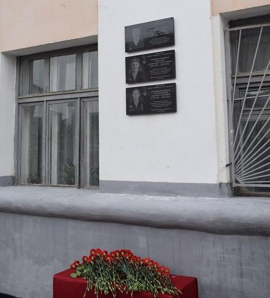 Сразу три мемориальных доски в память о погибших в спецоперации героях открыли на здании колледжа в Камышине