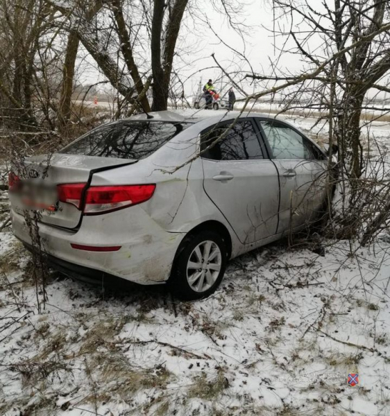 На дороге между Камышином и Ольховкой водитель на «Киа» улетел в кювет и «удачно» уткнулся в деревья
