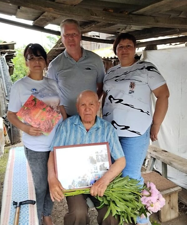 В Камышинском районе глава села Умет, и не только он, пришли поздравить земляка-старожила с 95-летием