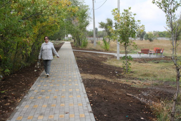Новый тротуар из цветной плитки появился в городе Петров Вал Камышинского района
