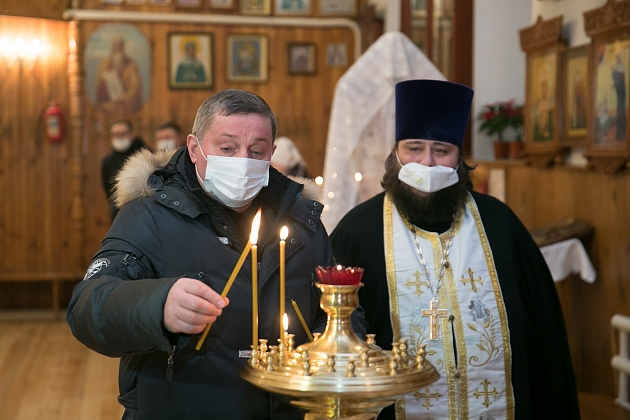 Волгоградский губернатор ночь перед Рождеством провел в храме