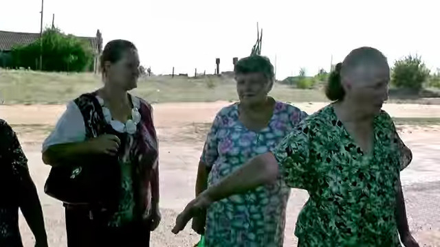 Жители  Камышинского района через суд заставляют главу заделать девять глубоких ям на сельской дороге