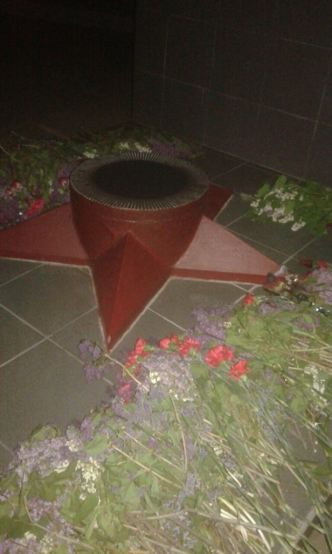 Тотчас после торжеств 9 мая вечный огонь в Камышине «выключили», а у мемориала на столбе, будто издевка, остались старые кеды