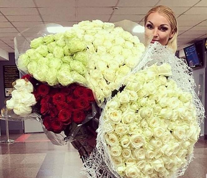 Скандально известная балерина Анастасия Волочкова устроила «розовый рейс» пассажирам борта «Краснодар - Москва»