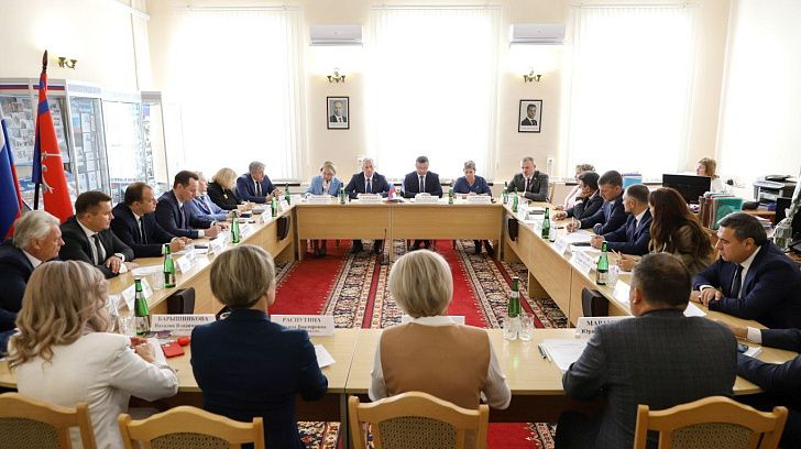 Депутаты Волгоградской областной думы закупают себе столы, один из которых стоит почти 200 тысяч